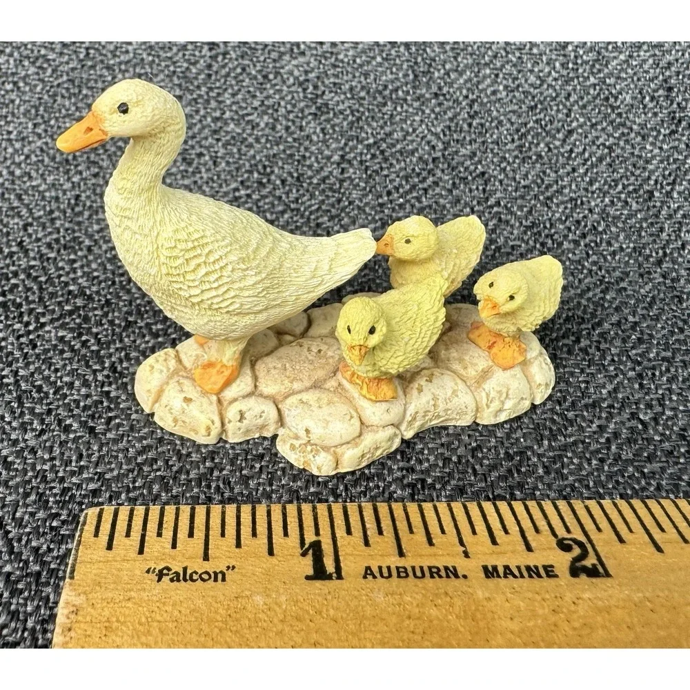 Mother Duck & Ducklings Minature Figurine 2